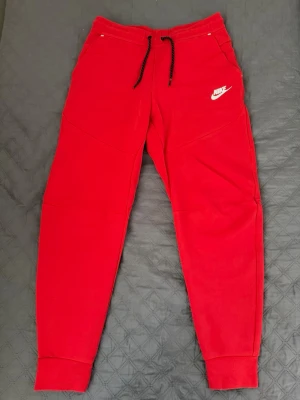 Nike Tech Fleece byxor - M  - Nike Tech Fleece - mjukisbyxor  Storlek M   Byxorna är i väldigt bra skick, passar bra för vardaglig användning och träning.