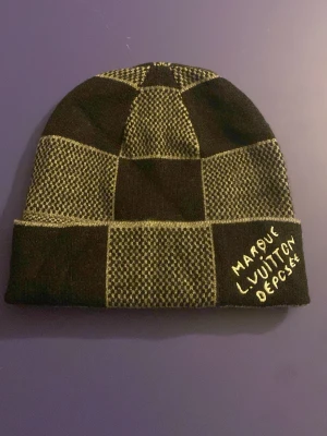 Svart rutmönstrad mössa från Zara  - Svart rutmönstrd mössa från Zara i svart färg och unisex. Onesize