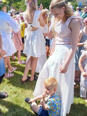 Vit långkjol i bomull med spetsdetaljer - Säljer en vit långkjol i bomull med fina spetsdetaljer. Kjolen har en lätt utsvängd form och resår i midjan för skön passform. Perfekt för sommarens alla tillfällen och enkel att matcha med olika toppar.