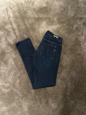 Dondup Jeans - Säljer nu dessa sjukt snygga Dondup jeansen! Mörkblåa med snygg tvätt, perfekt till våren☀️ Skick: 9/10. Strl: W30. Pris går alltid att diskutera vid snabb affär, hör av dig vid minsta fråga!💸🍾