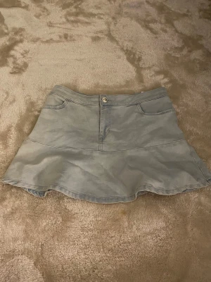 Ljusblå jeanskjol med volang - Snygg ljusblå jeanskjol med volang! slutsåld.  perfekt nu när de börjar bli varmare 🫶🏼 strl 36/S. 