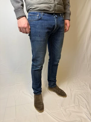 Jacob Cohen jeans - Säljer dessa riktigt snygga Jacob Cohen jeans med snygga slitningar! Jeansen är i modellen 688 och är skum/regular och i grymt skick! Modellen på bilden är 182cm och väger 78kg