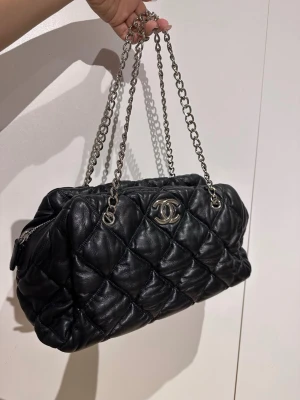 2000’s Style vintage Shoulder bag - in good condition no issue other than sign of usage as its 2nd hand. korean made