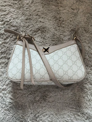 Axelväska  - Snygg axelväska utan defekter. Den är ❌