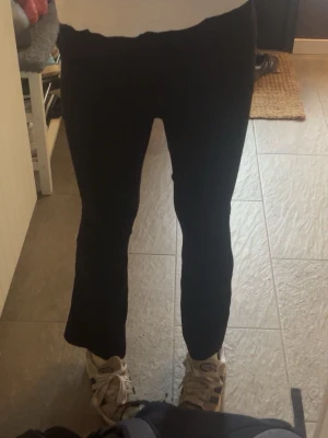 Svarta bootcut mjukisbyxor - Säljer ett par svarta mjukisbyxor med bootcut-modell. 💞
