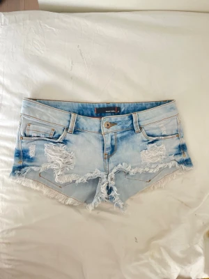 M6 Superlågmijadd superlowrise jeanshorys från tally weijl - Se profil för massa flera shorts! Midja ca 40 cm rakt över