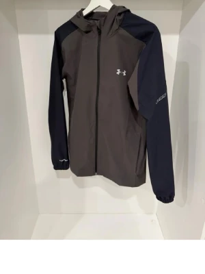 Under Armour Vindjacka - En helt ny vindjacka från Under Armour, Finns nästan ingenstans att köpa, slutsålda över allt! Helt ny!