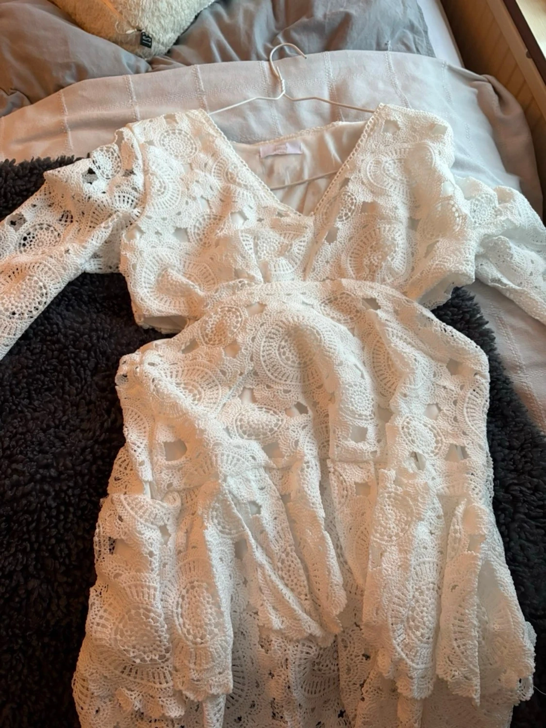 Vit spetsklänning med v-ringning - 1