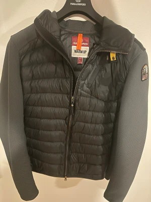 Parajumpers jacka  - Snygg grön parajumpers jacka. Kvitto finns köpt från johnells. Kommer med hängaren också. Svin bra pris och som ny.perfekt som vår/ sommarjacka. Skriv om de behövs mer bilder😃