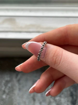 Pandora silverringar   - Söt silverfärgad ring med små hjärtan runt hela bandet från Pandora. En ring för 150 båda för 200