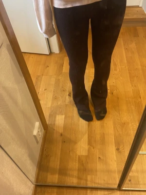 Bruna leggings🎀 - Säljer ett par mörk bruna utsvängda leggings med normal midj höjd, tight passform. De är stretchiga och bekväma, perfekta för en trendig och snygg look. Materialet är mjukt och följsamt, vilket gör dem superenkla att bära hela dagen.