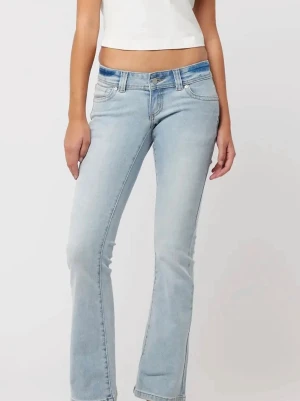 Ljusblå bootcut jeans från Abrand - Säljer ett par ljusblå bootcut jeans från Abrand. Dem är i storleken w27 och modellen är tall. De är använda 2 gånger men säljer då dom var för stora för mig och långa💓 Nypris är 999 på de flesta ställen utan rea. Dom är lågmidjade och bootcut🥰 Kan gå ner lite i pris vid snabbt köp, men fråga gärna om mått osv så ni blir nöjda då jag inte står för om de inte passar