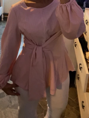 Rosa blus med knytband i midjan - Använd 1 gång