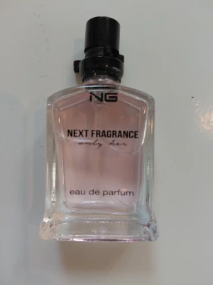 NG Next Fragrance Only Her parfym - En elegant parfymflaska från NG med doften Next Fragrance Only Her. Modern och stilren design som passar perfekt i handväskan. Aldrig använd!