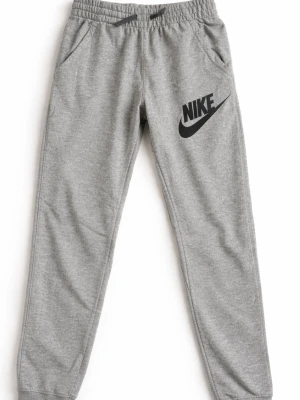 mjukisbyxor Nike - Gråa mjukisbyxor från Nike med svart logga på vänster lår. Byxorna har resår i midjan med två fickor framtill. Tillverkade i mjukt och bekvämt material, perfekta för en avslappnad look, eller till träning.