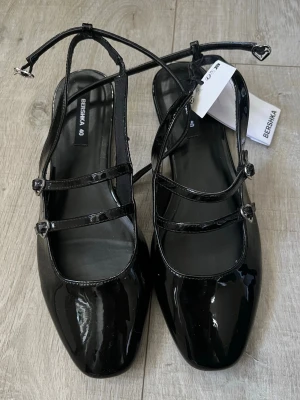 Ballerinaskor - Svarta ballerinaskor ifrån bershka, aldrig använda prislapp sitter kvar.