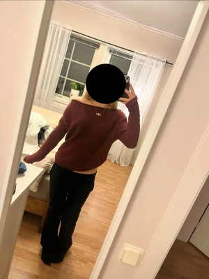 Vinröd stickad tröja - Såå fin mörkröd stickad tröja som även passar perfekt lite off shoulder. Använd 2 gånger😍😍