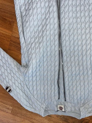 Ljusblå pufferjacka från Colmar - Snygg ljusblå pufferjacka från Colmar med quiltat mönster och dragkedja framtill. Jackan har rundad hals och Colmar-logga på ärmen. Perfekt för kalla dagar och ger en sportig vibe. Materialet är lätt och isolerande, vilket gör den både varm och bekväm.