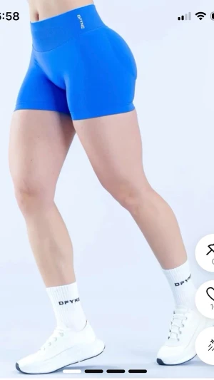 Blå träningstights shorts från DFYNE - Snygga blå träningstights shorts från DFYNE med hög midja och tight passform. Perfekta för gymmet eller löpning. Tillverkade i stretchigt syntetmaterial som sitter skönt och följer kroppen.