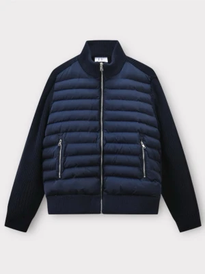 Cardigan Jacka - Elegance Essentials - Tja, säljer Elegance Essentials ”Nimbus Cardigan Jacket - Navy blue” | Jag är ägaren av Elegance Essentials AB och ni kan köpa här eller på hemsidan ”eleganceessentials.se”. Blir ingen skillnad på vilken plattform ni köper på (lite billigare på hemsidan). Finns i storlekarna XS, S och M, snart L också! För mer frågor eller funderingar så är det bara att skriva//