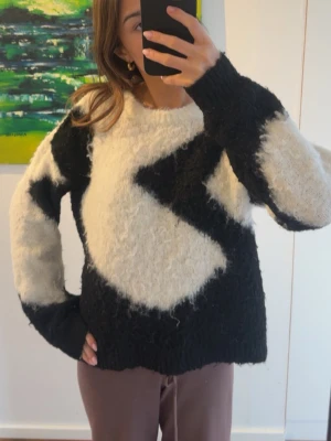 Heltslutsåld tröja från object - Säljer denna stickade tröja som är helt slutsåld och väldigt populär! Den är använd men i bra skick och i storlek L men skulle säga S så den är liten i storlek! Skriv för egna bilder! Pris på hemsida är 559kr men pga att den är så svår att få tag i säljer jag den för högre pris! Men är öppen för prisförslag