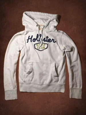 Vintage Hollister Hoodie - Säljer nu min överfeta hollister hoodie från tidigt 2000-tal. Det finns inga skador och en är i toppen skick. Den här stilen på hoodies är väldigt populärt och tidlöst. Den passar till allt och gör så att din outfit får det där lilla extra.  Om det finns frågor eller funderingar är det bara att höra av sig🤝