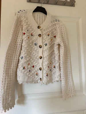 Stickad kofta - Stickad kofta med små blommor på