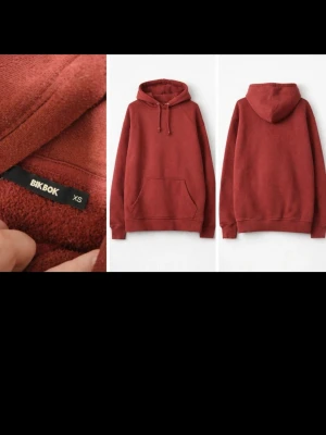 Roströd hoodie från Bik Bok - Mysig roströd hoodie från Bik Bok med huva och känguruficka framtill. Tillverkad i mjukt material och har ribbade muddar vid ärmslut och nederkant. Perfekt för en avslappnad och trendig stil.