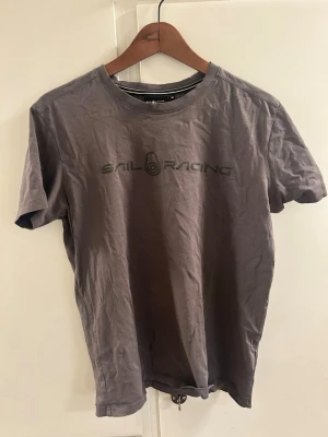 Sail Racing T-shirt - Mörk grå isch sail racing t shirt använd men bra skick. 
