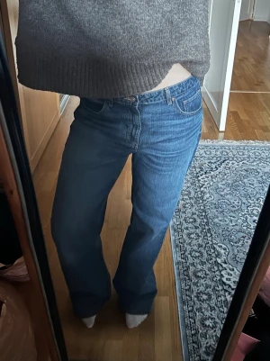 Mide rise baggy jeans  - Mide Rise jeans från Zara i storlek 42. Jag är 173 och brukar vanligtvis ha storlek 38/40💗