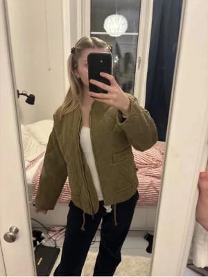 Quiltad grön och trendig jacka 💕 - Grön trendig jacka med snören. Ger en perfekt cool look, går bra att pruta 💕