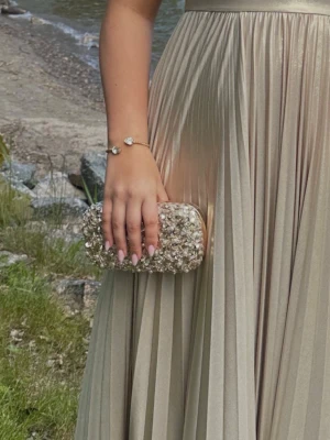 Bal väska - Säljer fin mina clutch som jag hade på balen! Endast använd på balen så är i fint skick. Finns så man kan använda den med eller utan axelband🌸