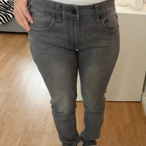 Grå Levi's 312 Slim Taper jeans - Säljer ett par grå Levi's 312 Slim Taper jeans med klassisk femficksmodell och smal passform som smalnar av nedtill. Jeansen har normalhög midja och är tillverkade i stretchigt denim för extra komfort. Perfekta för en avslappnad men snygg look.