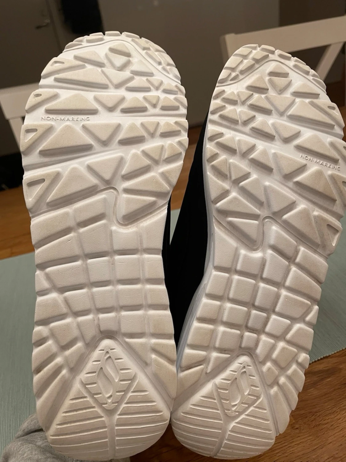 Svarta Skechers sneakers med vit sula - 2