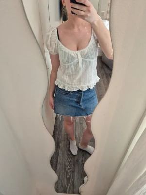 Vit blus med volang och puffärm - Supersöt vit blus ❣️