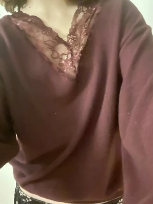 Gina trioct Valentines tröja - Mysig Valentines tröja med långärmad topp och v-ringning dekorerad med spets. Gina 14+ storlek xs sitter skönt tun med fluffig