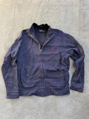 Ralph Lauren tröja  - Ralph Lauren tröja | Skick 5/10 | Size - M | Fraktar via postNord eller instabox på köparens bekostnad | Hör av dig vid minsta frågor eller funderingar // LuxeCloset