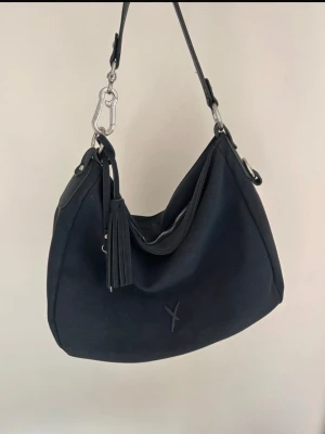 Suri frey väska  - Suri frey väska i mörk blå från zalando. Den är i mycket bra skick förutom en liten fläck (se sista bilden). Skriv vid intresse!