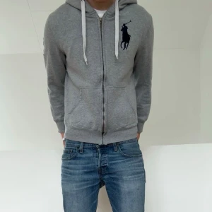 Big Pony Ralph Lauren zip hoodie - En Ralph Lauren Big Pony zip hoodie i färgen grå. Hoodien är i strl M men sitter mer som en S! Den är även bra skick och Hör gärna av er vid frågor elr funderingar!!
