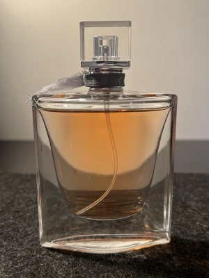 La Vie Est Belle Eau de Parfum - Elegant och mjuk parfym från Lancôme inte använd alls 75ml ✨😍 