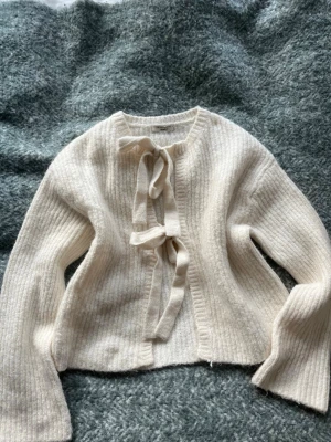 Stickad kofta - Superfin vit kofta med knyte framtill. Använd ett fåtal gånger🩷