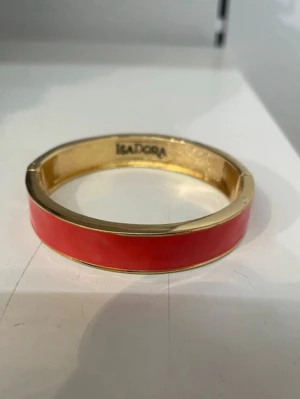 Isadora bangle - 🥰🥰🥰färgen är en blandning av röd och korall