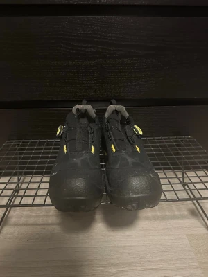 Svarta arbetsskor från Sievi - Säljer ett par svarta arbetsskor från Sievi som är i bra skick och strl 43 nypris: 3100