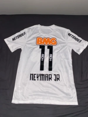 Vit Santos Neymar Jr matchtröja - Säljer en vit Santos FC matchtröja från Nike med Neymar Jr på ryggen passar bra till sommaren och självklart hela tiden i storlek L