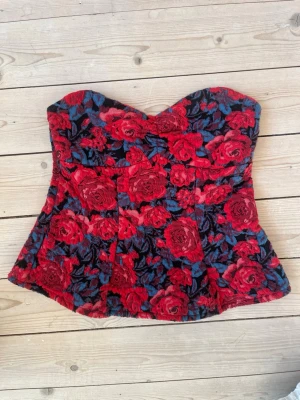 Röd blommig korsett-topp - Supersnygg korsett-topp med blommönster, perfekt till fest 🎉 