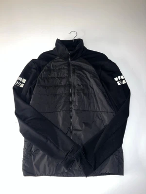 Svart jacka från Sail Racing  - Använt ett fåtal gånger, så väldigt ny. Storlek M.