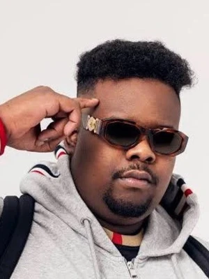 Grå hoodie med ränder - Säljer en grå hoodie från Tommy Hilfiger med huva och snygga röda, vita och blå ränder på axlarna. Hoodien har en klassisk passform och dragsko i huvan. Perfekt för dig som gillar stilrena och sportiga plagg.