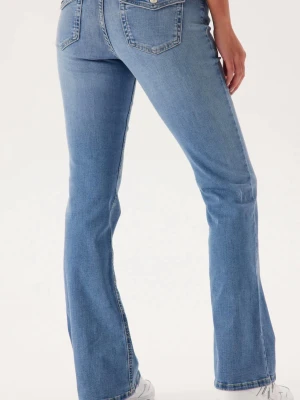 Ljusblå bootcut jeans från ONLY - Säljer ett par ljusblå bootcut jeans från ONLY med klassisk femficksdesign och snygga bakfickor med lock och knapp. Jeansen har normal passform och är tillverkade i bomull med en skön stretch. Supersköna jeans!