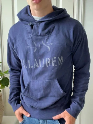 Ralph lauren denim and supply hoodie  - Ralph lauren denim and supply hoodie, i första bilden bär modellen en M som passar medans dom andra en L. Säljer hoodien i storlek L, Inga defekter! Modellen i bilderna är 180 cm 75 kg och bär Storlek L, Kom med frågor! 🌟 (Kan gå ned i pris vid köp av paket 😉) 