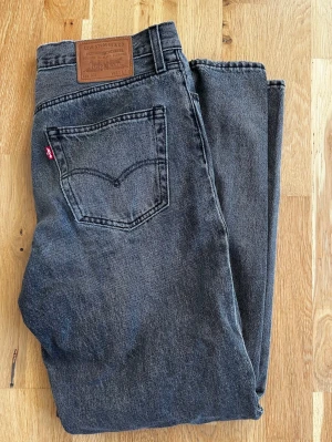 Grå straight fit jeans från Levi's 568 (Storlek W31 L34) - Säljer ett par gråa straight fit jeans från Levi's med klassisk femficksdesign och dragkedja. Jeansen har en snygg tvättad look och är tillverkade i bomull